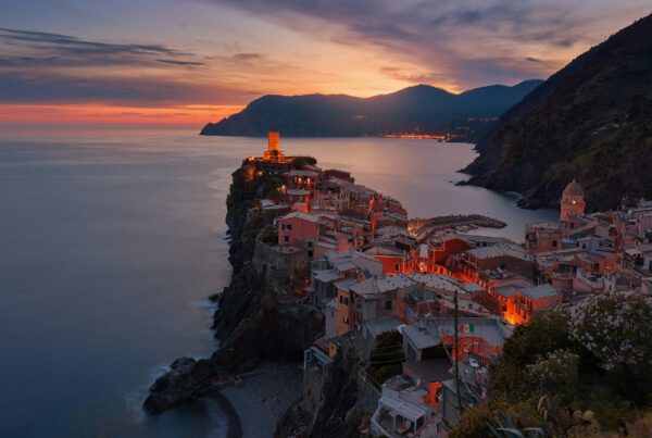 Ein wunederschöner malerische Ausblick richtung Meer von Vernazza in der Abenddämmerung